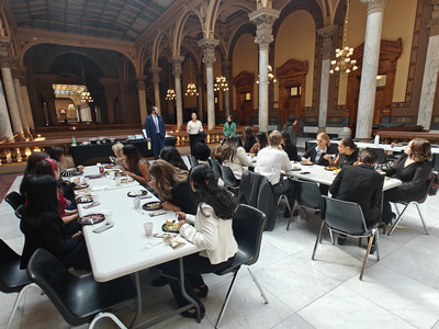 Students enjoying lunch at the Statehouse